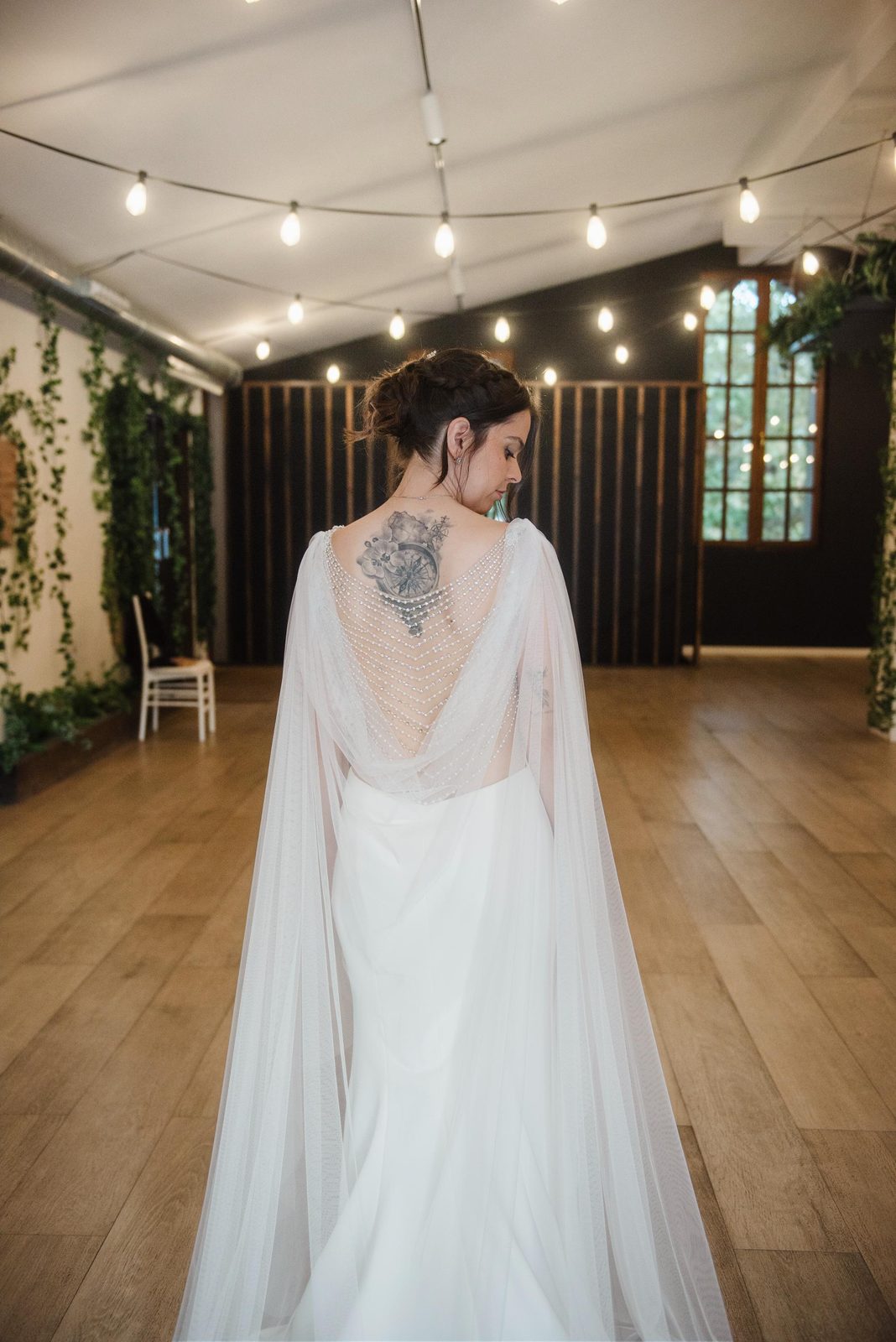Novia con cape elegante en boda en Maslómbart, Badalona
