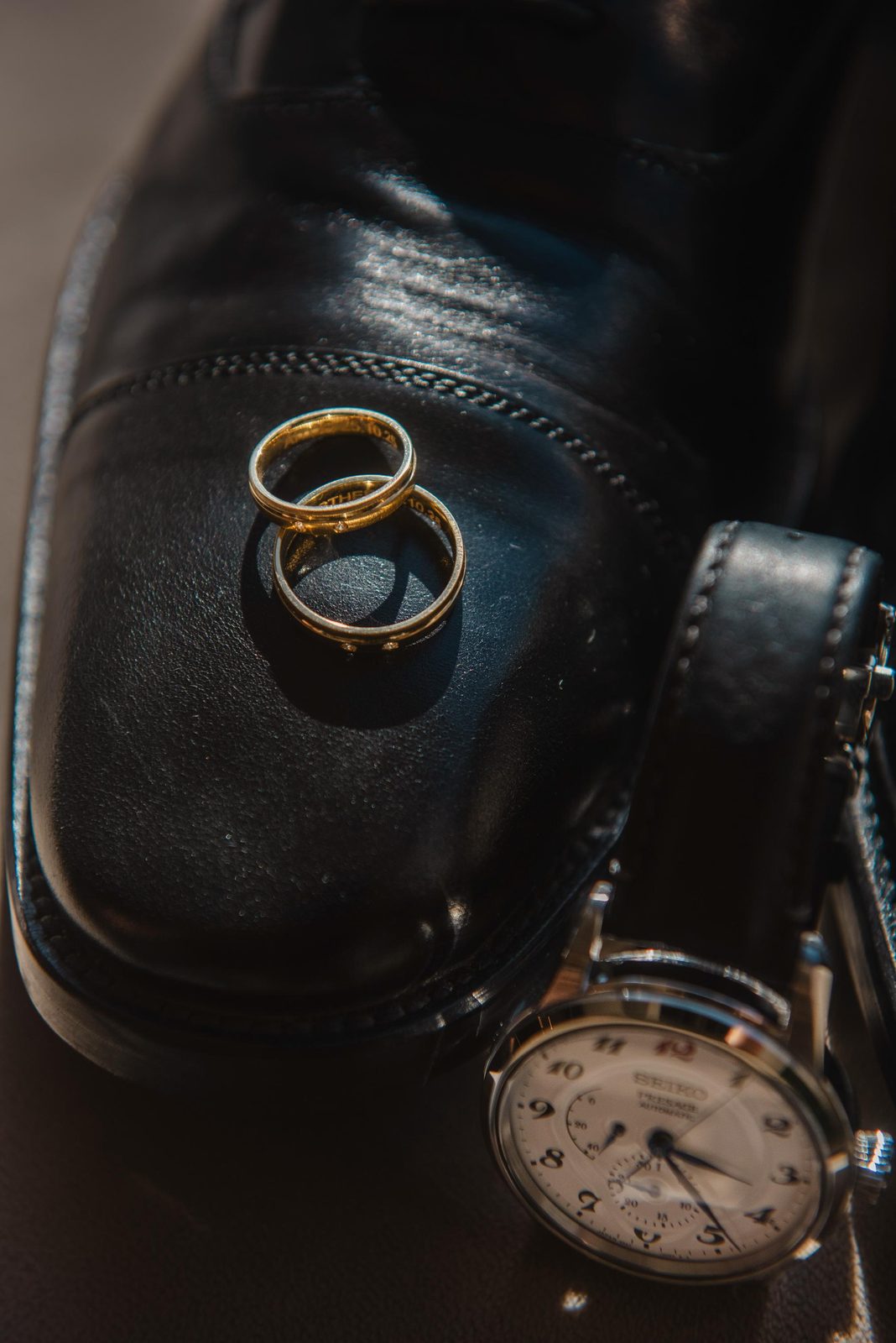 Detalle de anillos y reloj antes de la ceremonia