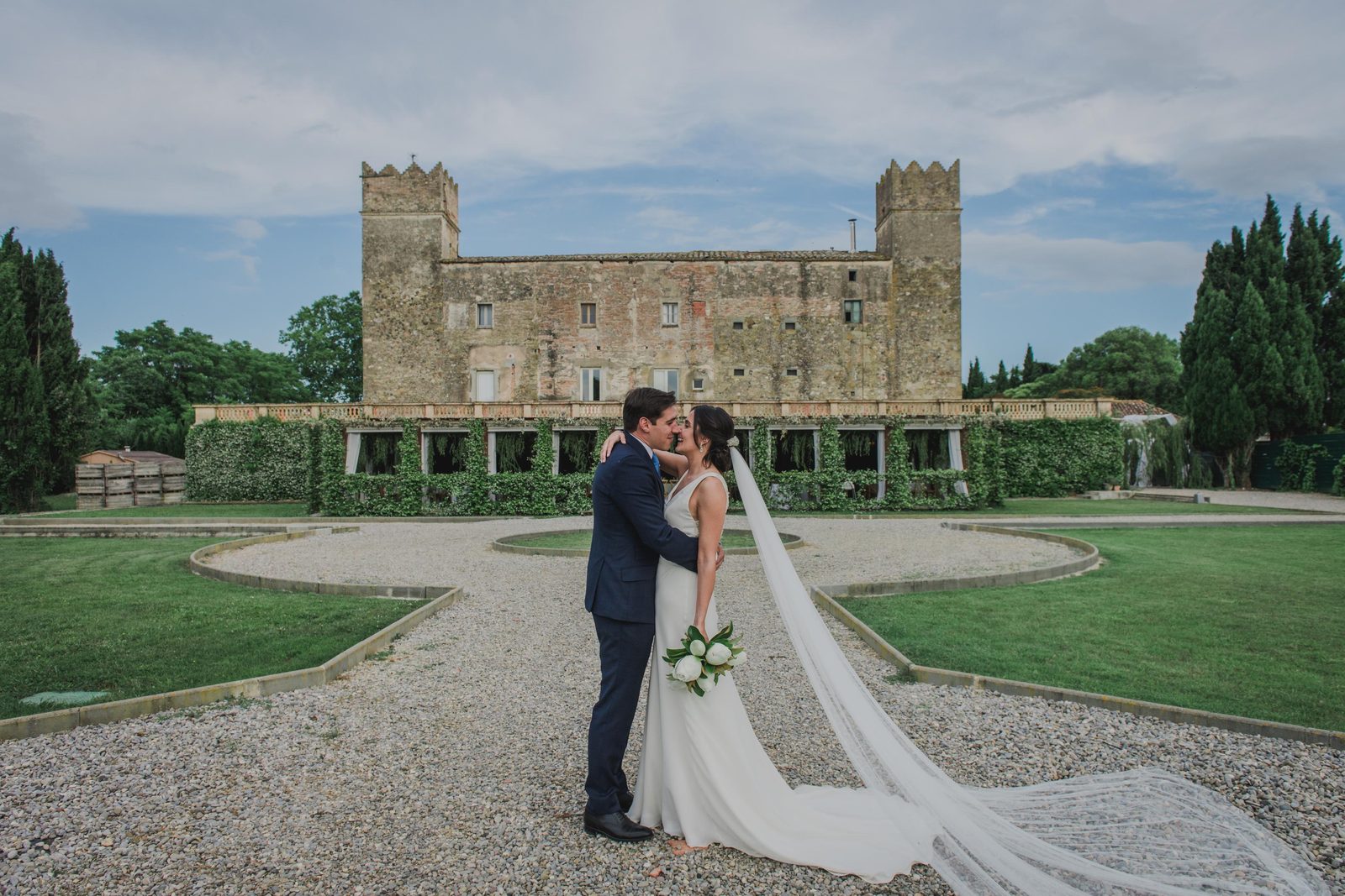 Novios delante de castillo rural en Girona
