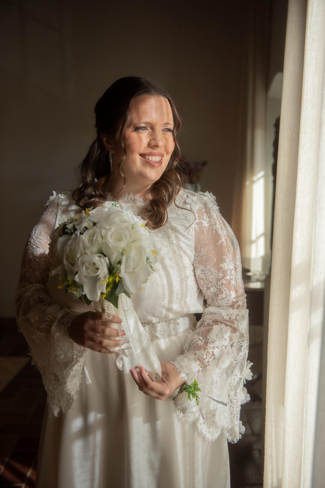Retrato de la novia con el ramo en boda en Mataró