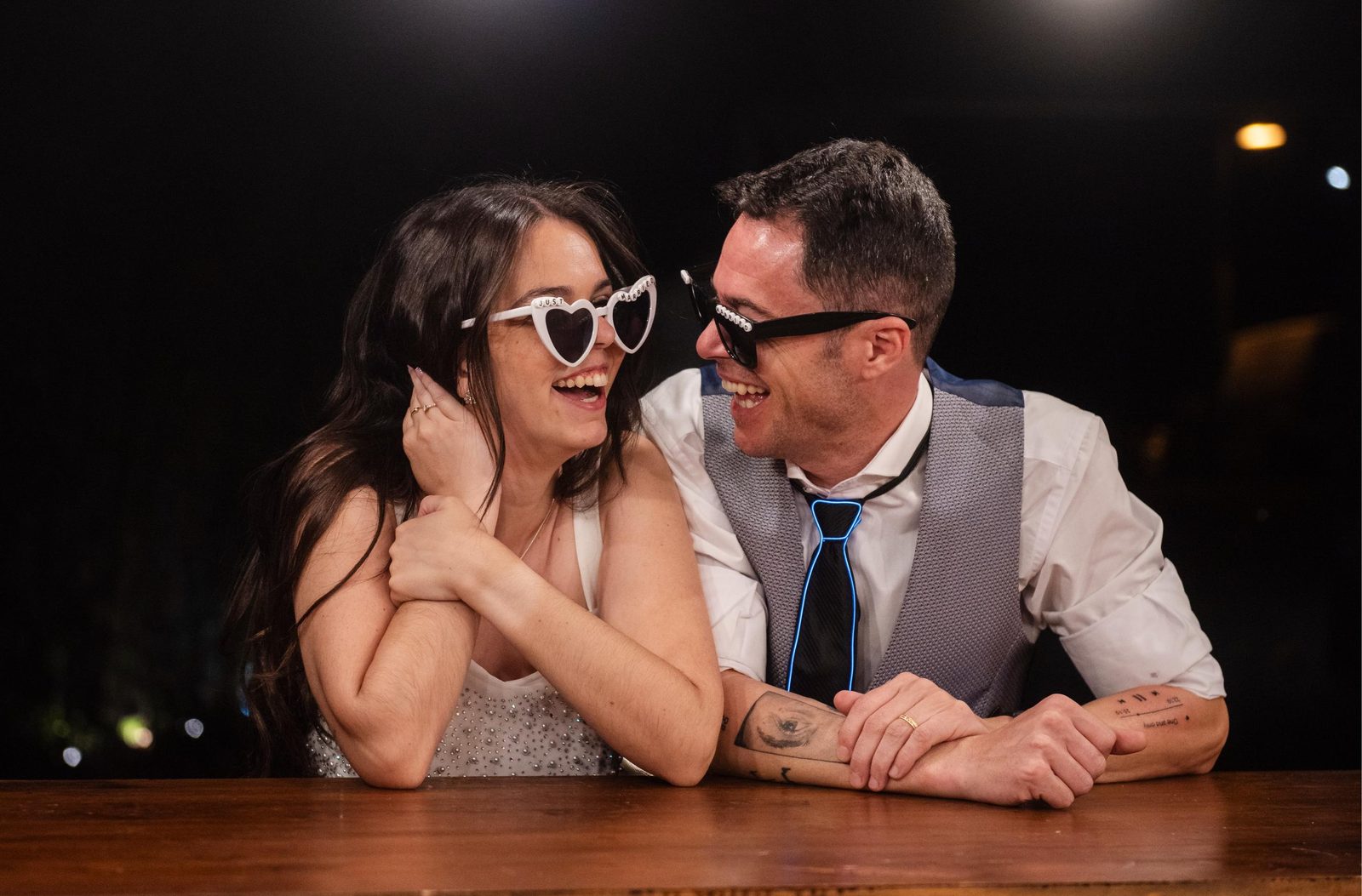 Pareja de novios en ambiente atmosférico en boda en Sabadell