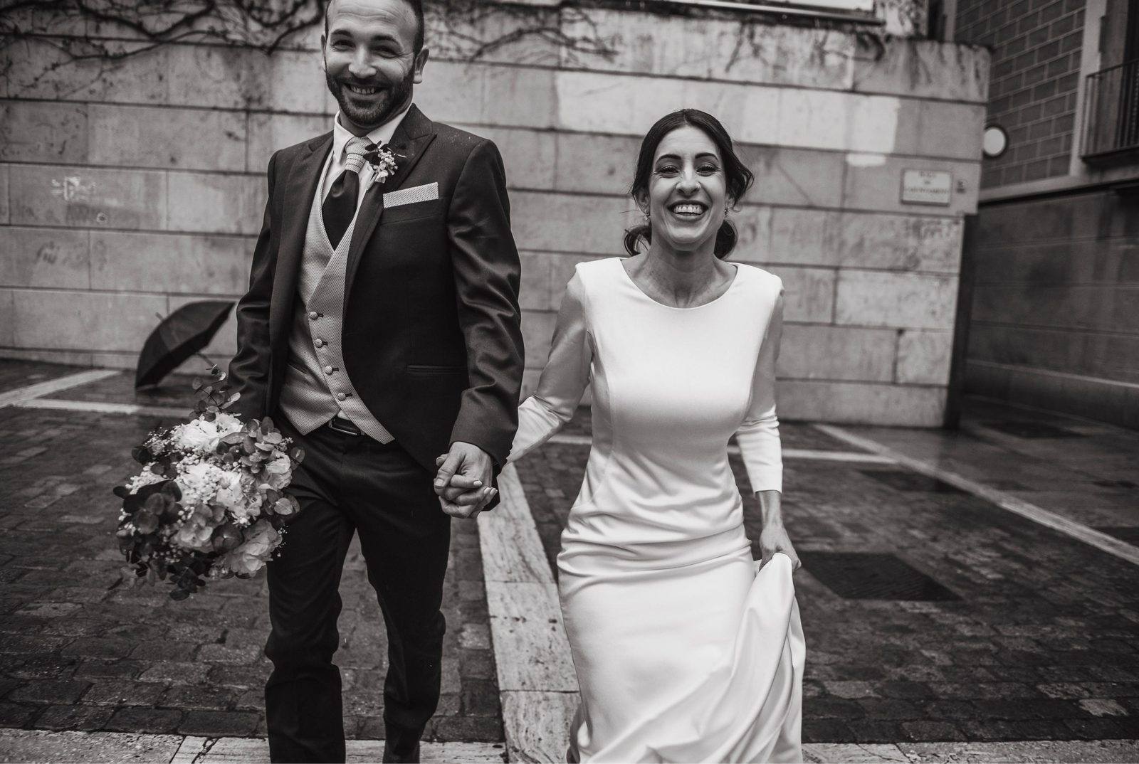 Retrato elegante de los novios en blanco y negro